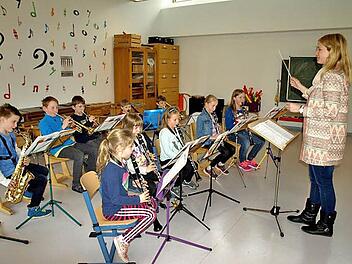 Voll dabei sind die kleinen Musikanten - rechts die Leiterin Yvonne Schütz. Foto: Susanne Deuerling