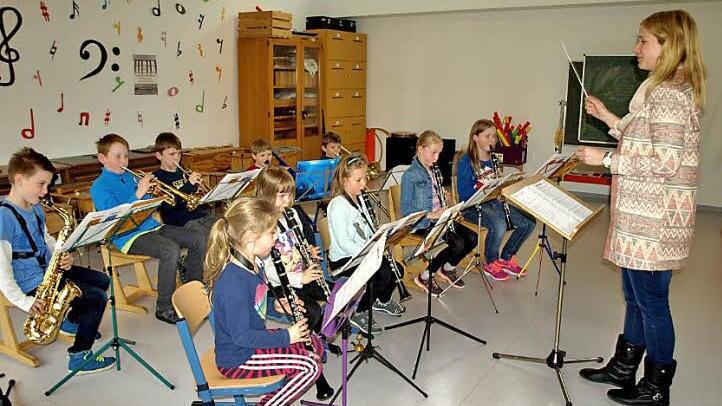 Voll dabei sind die kleinen Musikanten - rechts die Leiterin Yvonne Schütz. Foto: Susanne Deuerling