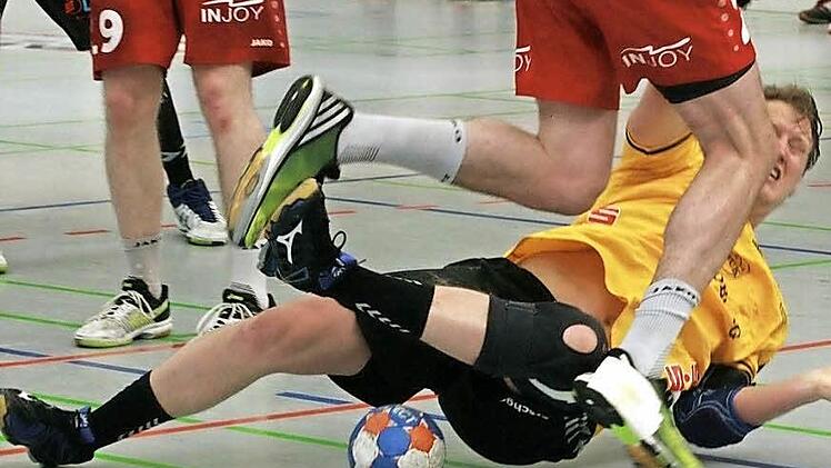 Vor dem Heimspiel gegen Stuttgart erreichte die Verantwortlichen des HSC 2000 Coburg eine Hiobsbotschaft aus dem Lazarett: Kreisläufer Markus Hagelin verletzte sich beim Auswärtsspiel in Lemgo schwerer als zunächst befürchtet. Nach einem Zusammenprall wurde er behandelt und konnte anschließend weiterspielen, doch jetzt stellte sich heraus, dass er eine Knochenprellung und einen Haarriss im Knie erlitt. Foto: CT-Archiv