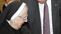 Bürgermeister Rüdiger Gerst mit Ehrenbürgerin Schwester Helene, die ein Exemplar des Heftes "Mundart, Geschichte, Gedichte und Lieder" erhielt.
