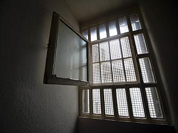 Um ein Haar hätte wiederholter Betrug eine 38-jährige Frau hinter Gitter gebracht. Doch das Amtsgericht in Haßfurt gibt ihr noch eine Chance. Symbolfoto: Daniel Naupold/dpa