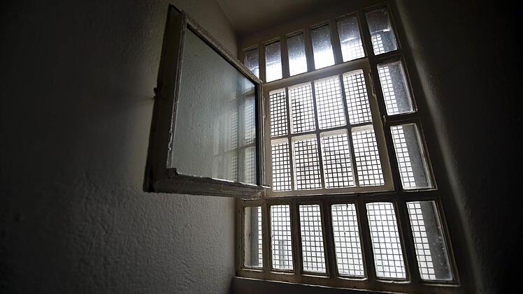 Um ein Haar hätte wiederholter Betrug eine 38-jährige Frau hinter Gitter gebracht. Doch das Amtsgericht in Haßfurt gibt ihr noch eine Chance. Symbolfoto: Daniel Naupold/dpa