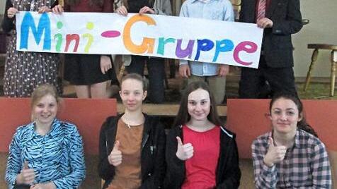 Die Darsteller der Einakter "Nur keinen Wurstsalat": Anna-Lena Neder, Leonie Priemer, Jana &Ouml;sterreicher, Felicitas Regele (unten von links) und "Dinner for Five": Lisa Haselmann, Hannah L&ouml;hner, Julia Hoffmann, Toni St&ouml;cker sowie Patrick Neder (oben von links).  Foto: Werner Hauber