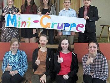 Die Darsteller der Einakter "Nur keinen Wurstsalat": Anna-Lena Neder, Leonie Priemer, Jana Österreicher, Felicitas Regele (unten von links) und "Dinner for Five": Lisa Haselmann, Hannah Löhner, Julia Hoffmann, Toni Stöcker sowie Patrick Neder (oben von links).  Foto: Werner Hauber