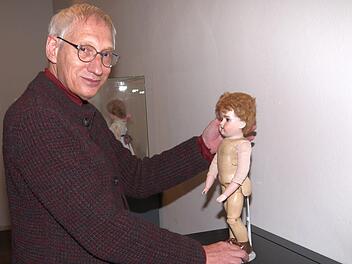 116 Jahre alt ist die   "Floradora", die Udo  Leidner-Haber hier in der Hand hat. Die Puppe wurde in Neustadt hergestellt und zählt damit klar zu den "30 Besten".Berthold Köhler