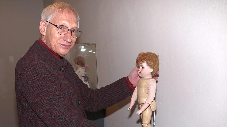 116 Jahre alt ist die   "Floradora", die Udo  Leidner-Haber hier in der Hand hat. Die Puppe wurde in Neustadt hergestellt und zählt damit klar zu den "30 Besten".Berthold Köhler