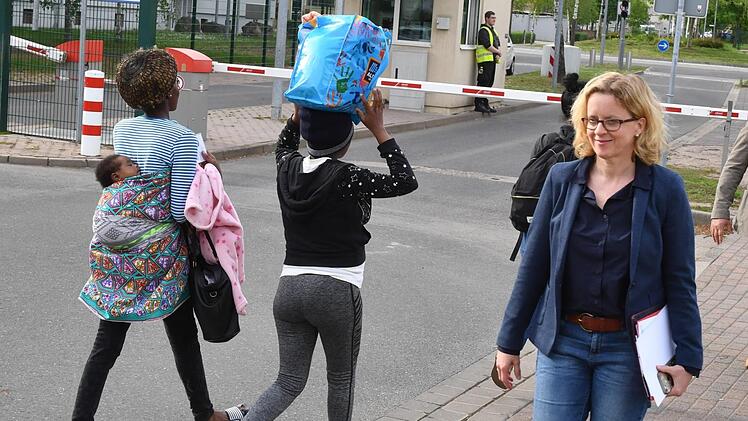 Am Mittwochabend hat sich SPD-Landeschefin Natascha Kohnen ein Bild von der Aufnahmeeinrichtung im Bamberger Osten gemacht.  Foto: Ronald  Rinklef