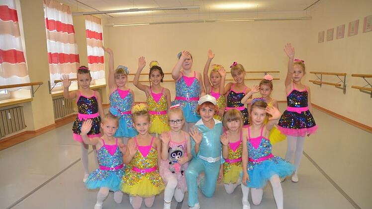 Noch wird in der Ballettschule von Olga Engelmann fleißig geübt und Formationen für die Weihnachtsgala werden einstudiert. Foto: Karl-Heinz Hofmann