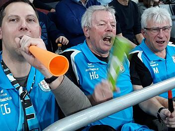 Christian Gartenmeister, sein Vater Heinz und Helmut Merz (von links) sind Edelfans der Hammelburg Volleys in der 2. Bundesliga.Oliver Wendt
