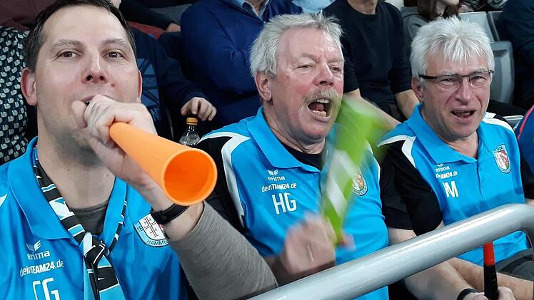 Christian Gartenmeister, sein Vater Heinz und Helmut Merz (von links) sind Edelfans der Hammelburg Volleys in der 2. Bundesliga.Oliver Wendt