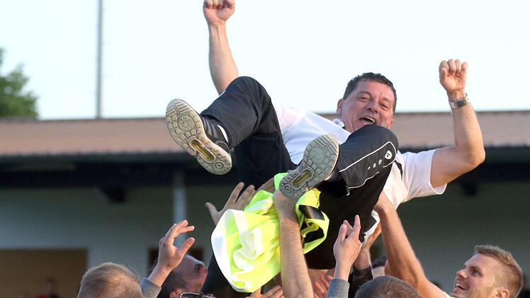 Ob Dieter Kurth und seine Ebersdorfer auch nach der Saison Grund zum Feiern haben? Derzeit führt das Team die Bezirksliga-Tabelle an.  Fotos: T. Geldner/G. Czepera