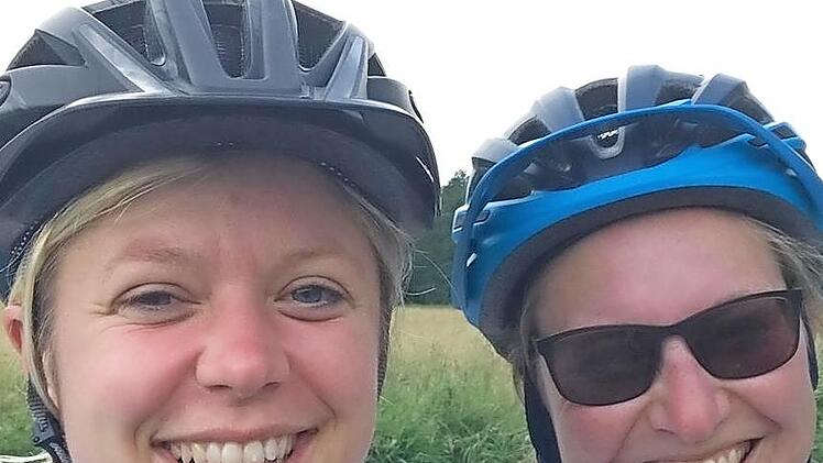 Stephanie Vetter (links) und Sonja Deichsel (rechts) radelten gemeinsam.