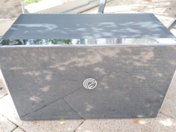Der Solakon ONE Basisspeicher auf Günters Terrasse: Kompakt, platzsparend und ideal für den späteren Einsatz im Gartenhäuschen – bereit für die nächste Stufe der Energieunabhängigkeit.