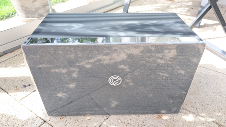 Der Solakon ONE Basisspeicher auf Günters Terrasse: Kompakt, platzsparend und ideal für den späteren Einsatz im Gartenhäuschen – bereit für die nächste Stufe der Energieunabhängigkeit.