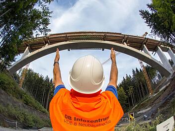 Die Dunkeltalbrücke bei Goldisthal in Südthüringen  ist sicher eine Spur zu groß. Aber eine neue Bahnbrücke könnte sich tatsächlich über das Maintal im Kitzinger Land spannen.   Foto: Michael Reichel dpa