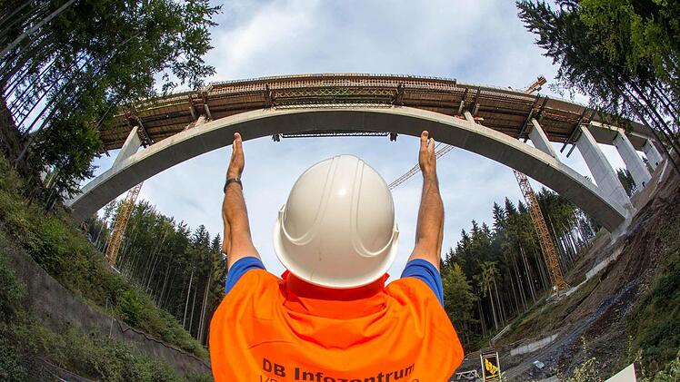Die Dunkeltalbrücke bei Goldisthal in Südthüringen  ist sicher eine Spur zu groß. Aber eine neue Bahnbrücke könnte sich tatsächlich über das Maintal im Kitzinger Land spannen.   Foto: Michael Reichel dpa