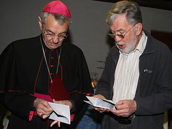 Erzbischof Ludwig Schick spricht mit dem JVA-Seelsorger Erwin Lohneisen die Details des Gottesdienstes ab: Schick hat für die Gefangenen tröstende Worte.