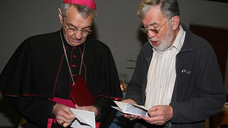 Erzbischof Ludwig Schick spricht mit dem JVA-Seelsorger Erwin Lohneisen die Details des Gottesdienstes ab: Schick hat für die Gefangenen tröstende Worte.