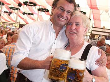 Nach 28 Jahren macht Johanna Michels (65) aus Neuburg an der Donau Schluss als Teamleiterin in der Mönchshof-Ecke. Michael Schmid drückte sie zum Abschied. Foto: Sonja Adam
