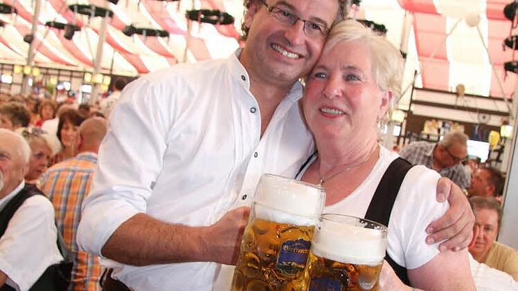 Nach 28 Jahren macht Johanna Michels (65) aus Neuburg an der Donau Schluss als Teamleiterin in der Mönchshof-Ecke. Michael Schmid drückte sie zum Abschied. Foto: Sonja Adam