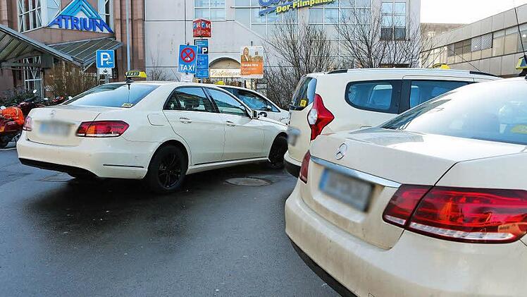 Die Situation am Bahnhofsvorplatz ist für Taxifahrer derzeit alles andere als erfreulich. Foto: Matthias Hoch