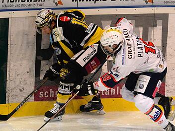 EHC-Spieler Sebastian Busch (li.) behauptet den Puck gegen Deggendorfs Arthur Platenow. Für die Bayreuth Tigers sprang eine 5:1-Sieg heraus. Foto: Peter Mularczyk
