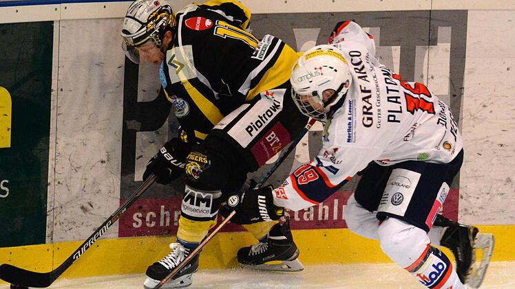 EHC-Spieler Sebastian Busch (li.) behauptet den Puck gegen Deggendorfs Arthur Platenow. Für die Bayreuth Tigers sprang eine 5:1-Sieg heraus. Foto: Peter Mularczyk