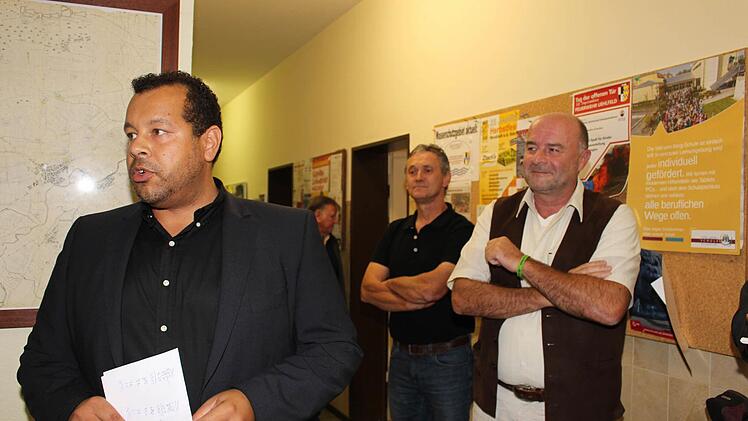 Donovan Wüst, VG-Geschäftsleiter, gibt das Wahlergebnis bekannt. Rechts der alte und neue Bürgermeister Werner Stöcker