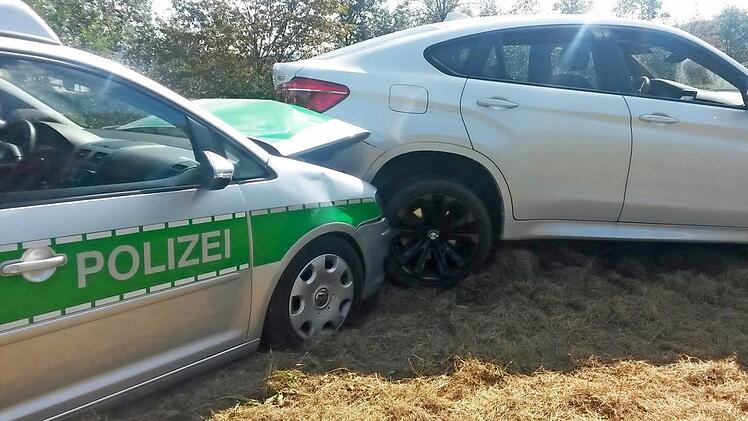 Crash nach Verfolgungsjagd: Keine Viertelstunde dauerte es, bis die Polizei den Autodieb gefasst hatte. Foto: Jürgen Schmitt