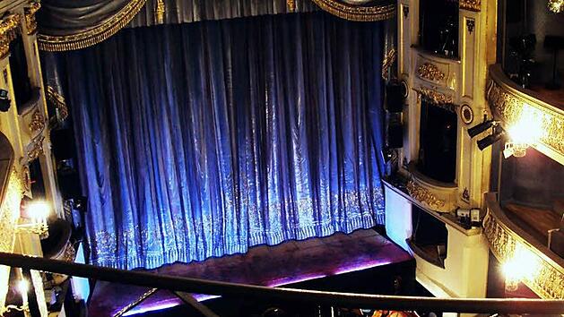 Blick auf die B&uuml;hne des Landestheaters. Sie verf&uuml;gt &uuml;ber Drehb&uuml;hne und Orchestergraben. In der Interimsspielst&auml;tte werden die Verh&auml;ltnisse etwas einfacher gestaltet sein. Foto: Jochen Berger/CT-Archiv