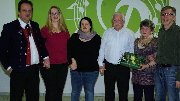 Den Westheimer MGV-Vorstand bilden (v. l.) Wolfgang Hefner, Jessica Schricker, Bianca Müller und Wolfgang Schricker. Stefan Baron ist neuer Chorleiter, Rosalinde Hefner (v. r.) wurde geehrt.  Fotos: Winfried Ehling