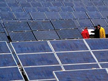 Gegen den Bau von Solarparks in den Ortsteilen Eggenbach und Draisdorf sprach sich der Gemeinderat Ebensfeld aus. Symbolbild: A. Weigel dpa/lb