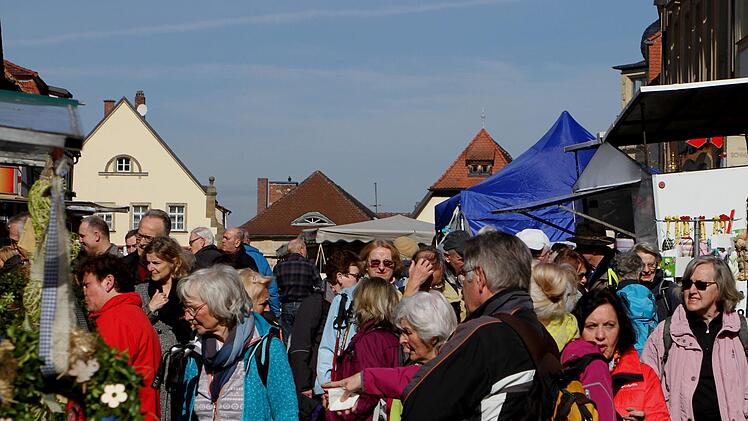 Touristen aus dem Raum Nürnberg, die mit dem Zug nach Ebern gekommen waren, nutzten ihren Aufenthalt zu einem Bummel über den Markt.Günther Geiling