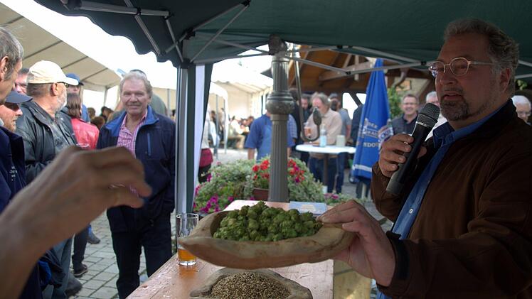 Auf reges Interesse stieß die Verkostung von fünf Bieren aus dem Rodachtal, die Biersommelier Markus Raupach (vorn) auf Einladung der Initiative Rodachtal am Samstag beim Brauhausfest in Unterelldorf anbot. Fachkundig moderierte der Gerstensaft-Experte die Probe und erläuterte die Charakteristika der jeweiligen Sorte, unterstützt von Vertretern der jeweiligen Hobbybrauer, wie von Helfried Schleicher vom gastgebenden Brautraditionsverein (rechts). Auch Hopfen und Karamellmalz konnten die Test-...
