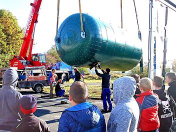 Ein riesiger Tank wurde mit Hilfe zweier Kräne neben der Maßbacher Mittelschule  aufgestellt. Er dient als Pufferspeicher für die Heizungsanlage, die auch  das Baugebiet "Centleite" mit Wärme versorgt. Für die Schüler war das  natürlich ein Erlebnis.Dieter Britz