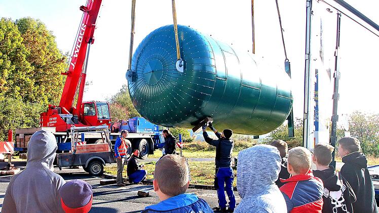 Ein riesiger Tank wurde mit Hilfe zweier Kräne neben der Maßbacher Mittelschule  aufgestellt. Er dient als Pufferspeicher für die Heizungsanlage, die auch  das Baugebiet "Centleite" mit Wärme versorgt. Für die Schüler war das  natürlich ein Erlebnis.Dieter Britz