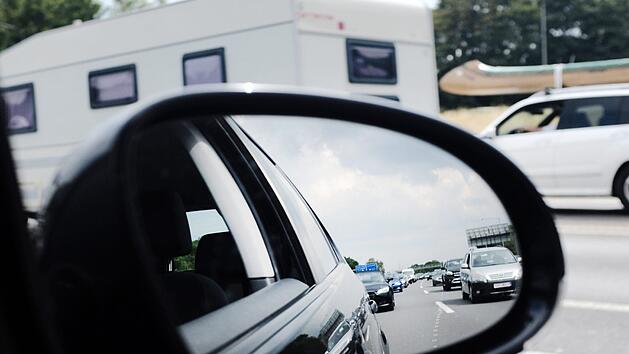 Auf der A3 ist es am Freitagmorgen zu einem Lkw-Unfall gekommen. Die Autobahn ist bis in den Nachmittag vollgesperrt. Symbolfoto: Martin Gerten/dpa
