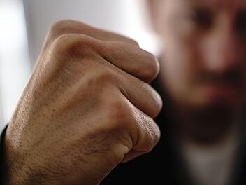 Ein 60-Jähriger hat in Unterfranken damit gedroht, seine Ex-Frau töten zu wollen. Als er am Schnellimbiss seiner geschiedenen Frau auftauchte, kam es zu einem Großeinsatz der Polizei. Symbolfoto: Rockafox/Adobe Stock