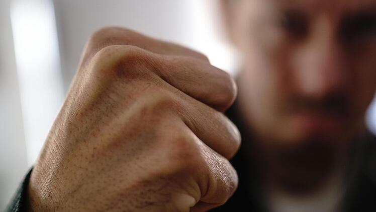 Ein 60-Jähriger hat in Unterfranken damit gedroht, seine Ex-Frau töten zu wollen. Als er am Schnellimbiss seiner geschiedenen Frau auftauchte, kam es zu einem Großeinsatz der Polizei. Symbolfoto: Rockafox/Adobe Stock