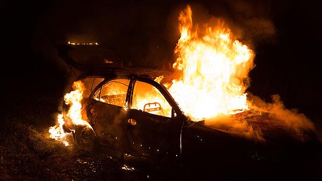 Auto in Vollbrand: Betrunkener Fahrer will zu Fuß fliehen - "War nur Beifahrer"
