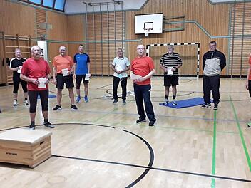 Sehr gute Leistungen beim Deutschen Sportabzeichen zeigten (von links) Hans Fößel, Albert Gremer, Alfred Klinger, Franz Melzer, Reinhold Streich, Robert Hempfling, Klaus Tkotz, Uwe Jehder, Gerd Wich-Heiter und Hartmut Fleischmann.  Foto: K.- H. Hofmann