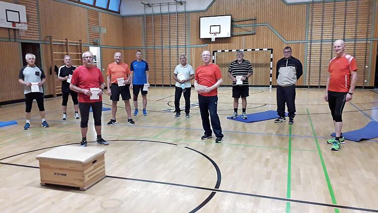 Sehr gute Leistungen beim Deutschen Sportabzeichen zeigten (von links) Hans Fößel, Albert Gremer, Alfred Klinger, Franz Melzer, Reinhold Streich, Robert Hempfling, Klaus Tkotz, Uwe Jehder, Gerd Wich-Heiter und Hartmut Fleischmann.  Foto: K.- H. Hofmann