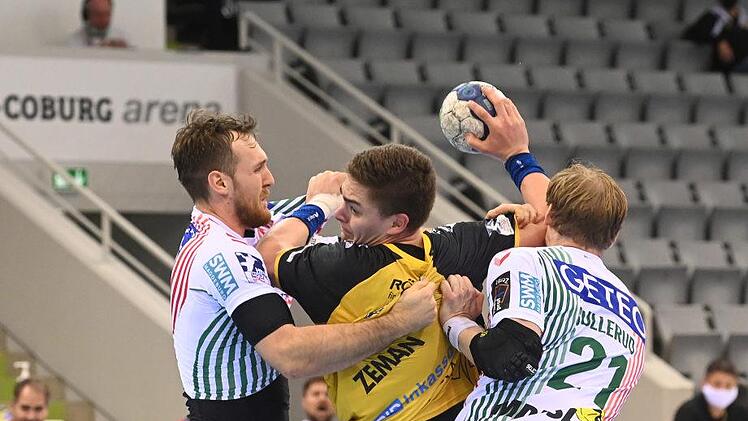 Ein Bild mit Symbolcharakter: Der SC Magdeburg mit Christian O'Sullivan (links) und Magnus Gullerud (rechts) hatten mit dem HSC Coburg um Stepan Zeman (am Ball) alle Hände voll zu tun und musste sich zum Auswärtssieg ganz schön strecken. Hagen Lehmann