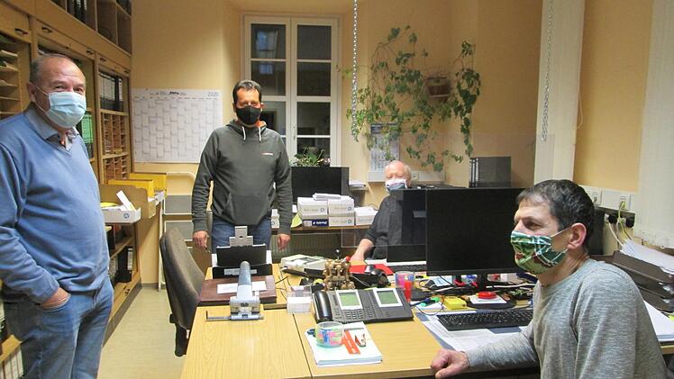 Die Ausstattung der Kassen- und Büroräume stammt wohl noch aus dem späten, vorigen Jahrhundert. Deshalb steht im Februar eine Renovierung und Modernisierung an. Im Bild (von links) Jürgen Englert, Oliver Lukaschewitsch, Alfons Hausmann und Kämmerer Andreas Mützel bei einer Besichtigung. Winfried Ehling