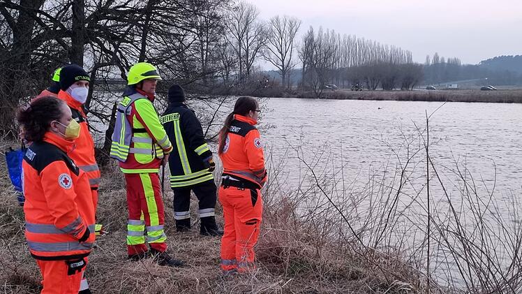Rettungseinsatz der Feuerwehr Baiersdorf: Zwei Jungen mit Floß auf einsamer Insel in Regnitz gestrandet