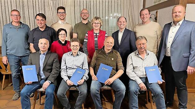 Neuwahlen des Vorstands haben im CSU-Ortsverband Langensendelbach stattgefunden (stehend v. l.): Ralf Kraus, Alfred Schneider, Inge Nägel, Alexander Zametzer, der neue Vorsitzende Michael Böhmer, Hedwig Güthlein, MdL Michael Hofmann, Jochen Düsel...