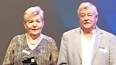 Annemarie und Jochen Heinlein bei der ADAC-Siegerehrung in N&uuml;rnberg, zweiter Platz historische Automobile.