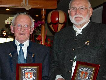 Den Ehrenteller der Marktgemeinde Wildflecken haben Otto Kirchner (links) und Alfred Kleinhenz erhalten. Foto: Sebastian Schmitt-Mathea