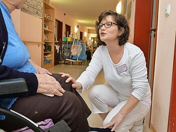 Natalie Martow hat sich ganz bewusst für die Arbeit in der Altenpflege entschieden. Sie arbeitet im BRK-Pflegeheim in Bad Staffelstein. Bereut hat sie ihren Entschluss noch nie.  Foto: Ronald Rinklef