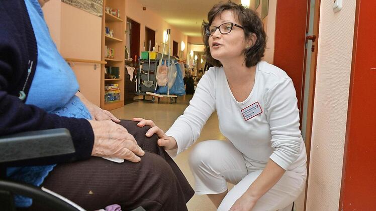 Natalie Martow hat sich ganz bewusst für die Arbeit in der Altenpflege entschieden. Sie arbeitet im BRK-Pflegeheim in Bad Staffelstein. Bereut hat sie ihren Entschluss noch nie.  Foto: Ronald Rinklef